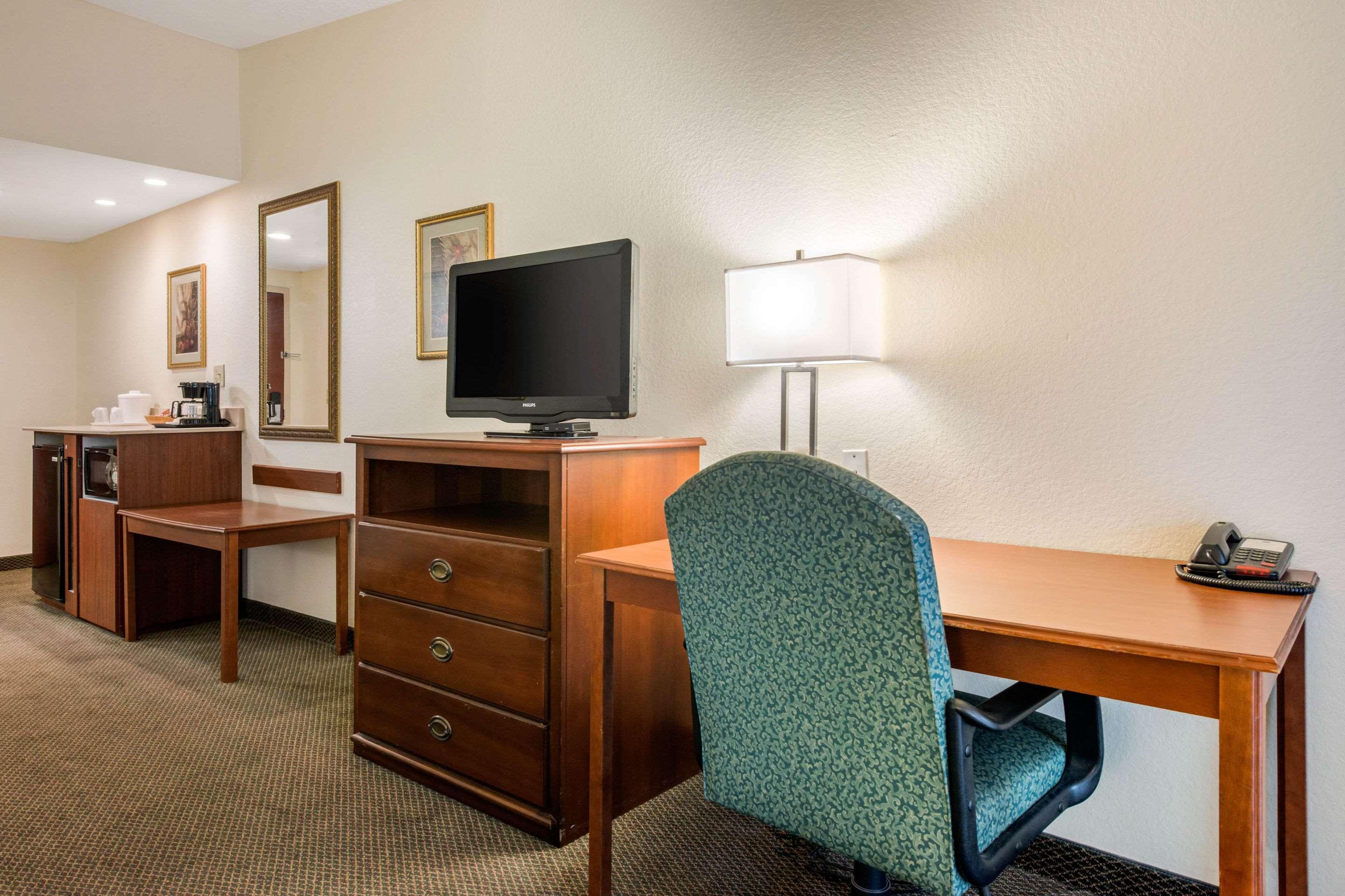 Quality Inn & Suites Tarpon Springs South Экстерьер фото