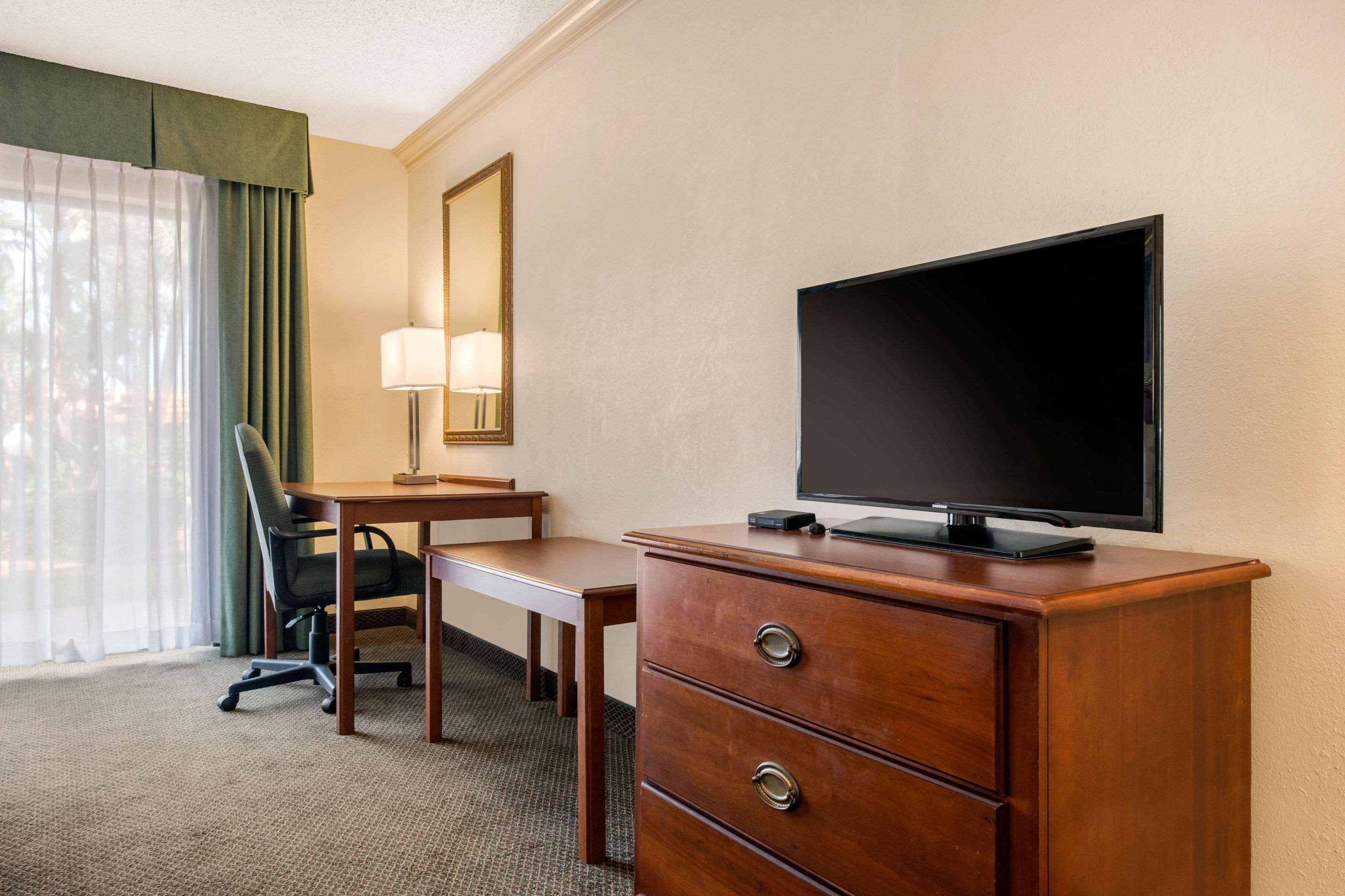 Quality Inn & Suites Tarpon Springs South Экстерьер фото