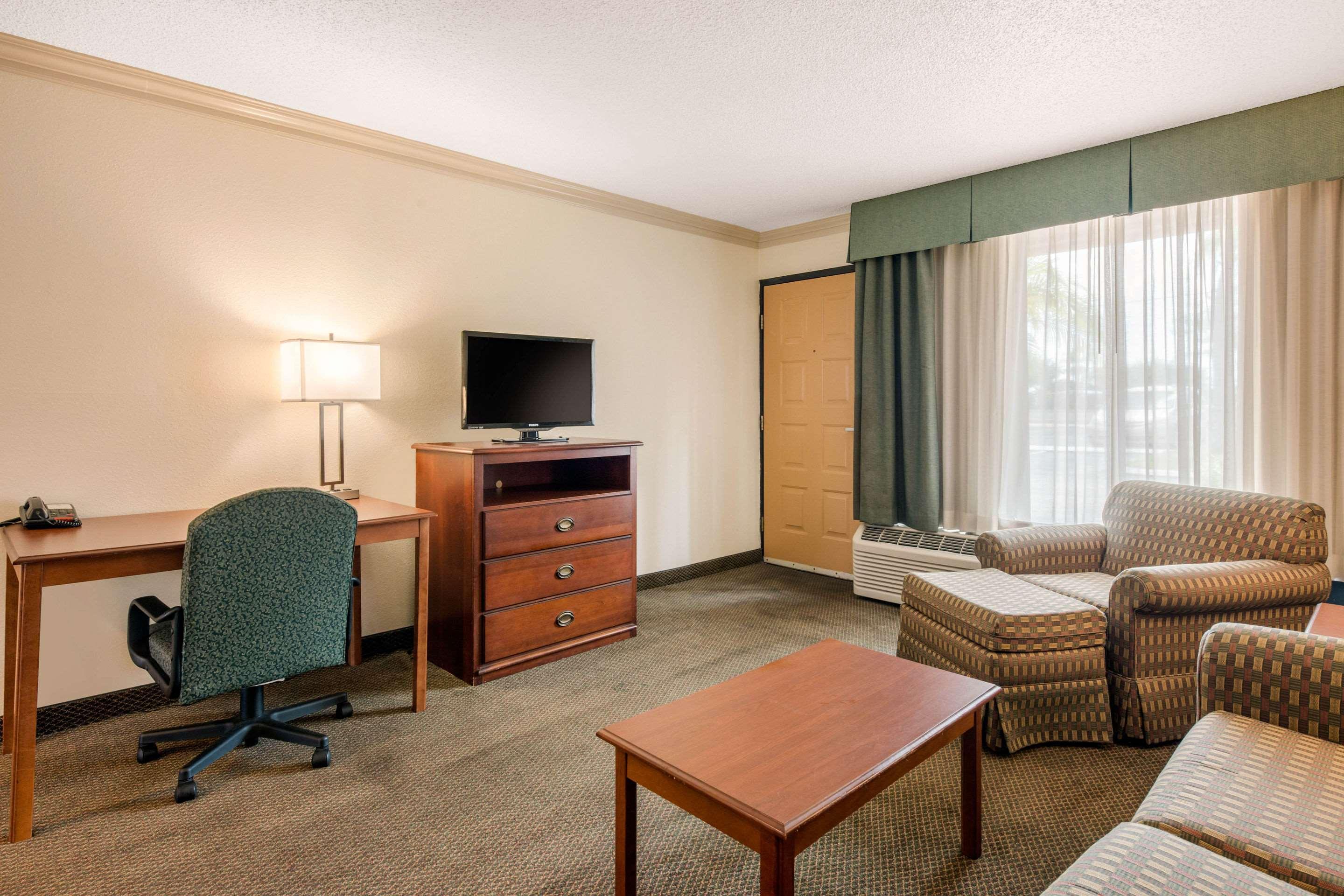 Quality Inn & Suites Tarpon Springs South Экстерьер фото