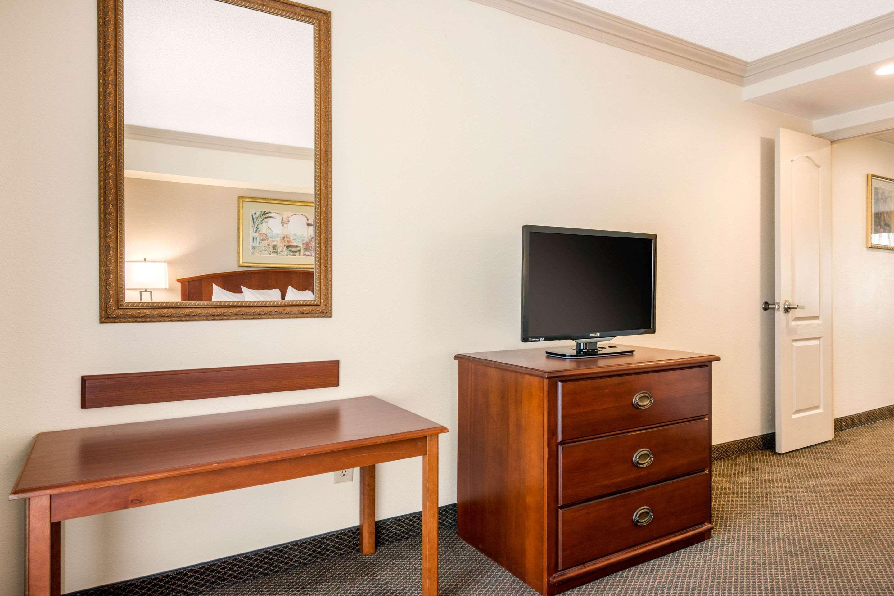 Quality Inn & Suites Tarpon Springs South Экстерьер фото