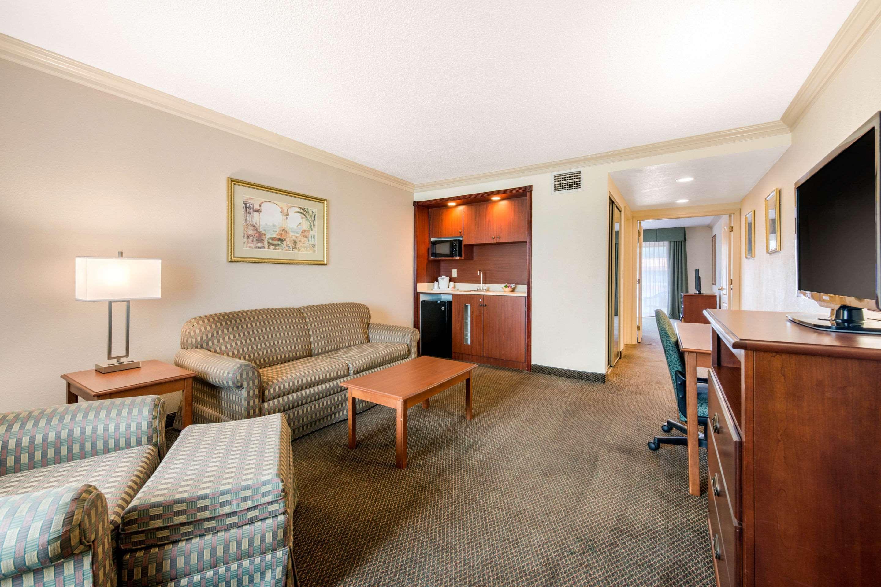 Quality Inn & Suites Tarpon Springs South Экстерьер фото